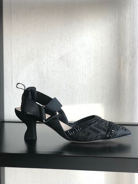 2021 good quality fashion women luxurys designers shoes designer sandals womens luxury high heels sandal dress shoess with box size 35-41 -h, Black
2021 good quality fashion women luxurys designers shoes designer sandals womens luxury high heels sandal dress shoess with box size 35-41 -h, Black