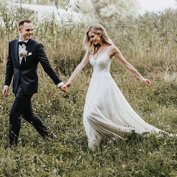2021 v-neck spaghetti straps appliques lace backlesstulle a-line wedding dress bridal gown robes de mariées, White
2021 v-neck spaghetti straps appliques lace backlesstulle a-line wedding dress bridal gown robes de mariées, White