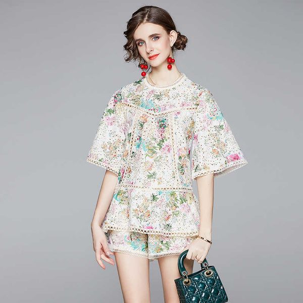 summer runway elegant cotton two piece suit set women hollow out embroidery floral print shirt +high waist shorts 210529, White
summer runway elegant cotton two piece suit set women hollow out embroidery floral print shirt +high waist shorts 210529, White