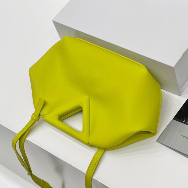 factory outlet design yunduo messenger female autumn one shoulder cowhide dumpling macaroni triangle bag
factory outlet design yunduo messenger female autumn one shoulder cowhide dumpling macaroni triangle bag