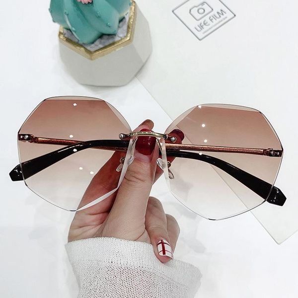 outdoor eyewear luxury 2021 fashion tea gradient sunglasses women ocean water cut trimmed lens metal curved temples sun glasses female uv400
outdoor eyewear luxury 2021 fashion tea gradient sunglasses women ocean water cut trimmed lens metal curved temples sun glasses female uv400