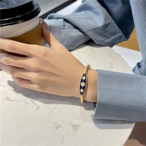 bangle korea retro daisy bracelet simple fresh opening sweet temperament cute jewelry women gift, Black
bangle korea retro daisy bracelet simple fresh opening sweet temperament cute jewelry women gift, Black