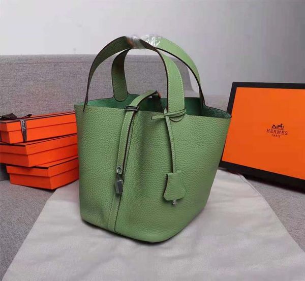 2021 women totes handbag luxurious designers bags vegetable basket shoulder with original box and serial number 18cm/22cm 04
2021 women totes handbag luxurious designers bags vegetable basket shoulder with original box and serial number 18cm/22cm 04