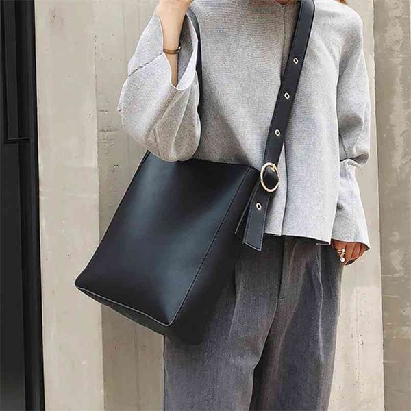 fashion pu leather composite bags for ladies casual solid large capacity bucket women simple vintage messenger 210913
fashion pu leather composite bags for ladies casual solid large capacity bucket women simple vintage messenger 210913