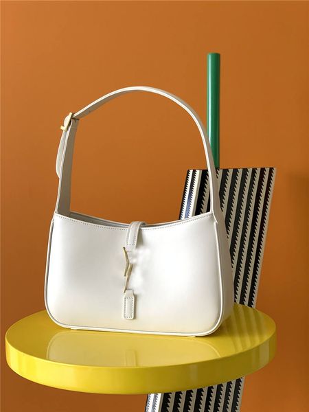 designer luxury totes smooth leather white stray bag saddle bag medium handbag embossed the single shoulder bags size:25x14x6cm
designer luxury totes smooth leather white stray bag saddle bag medium handbag embossed the single shoulder bags size:25x14x6cm