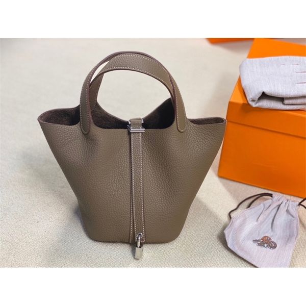 outlet herme h 2021 women's vegetable basket litchi pattern color matching bucket bag togo large capacity stor wan luxuryss design
outlet herme h 2021 women's vegetable basket litchi pattern color matching bucket bag togo large capacity stor wan luxuryss design