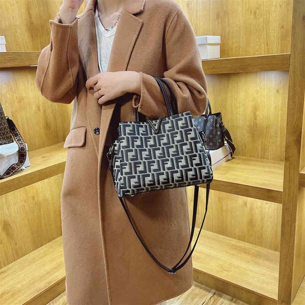 design bag factory wholesale and retail hbag autumn winter h single net red msenger women wholale 70% off
design bag factory wholesale and retail hbag autumn winter h single net red msenger women wholale 70% off