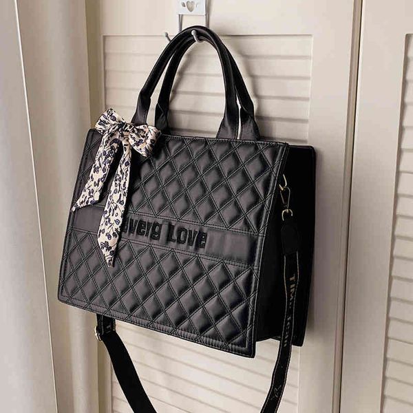 2022 factory wholesale new texture lingge women's fashion large capacity messenger foreign style versatile portable shoulder bag
2022 factory wholesale new texture lingge women's fashion large capacity messenger foreign style versatile portable shoulder bag