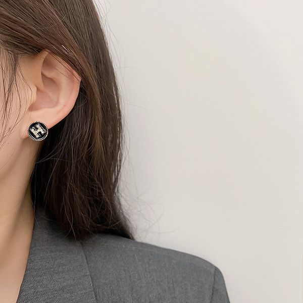 925 silver needle design inlaid with diamond letter h earring net red simple fashion versatile personality earrings
925 silver needle design inlaid with diamond letter h earring net red simple fashion versatile personality earrings