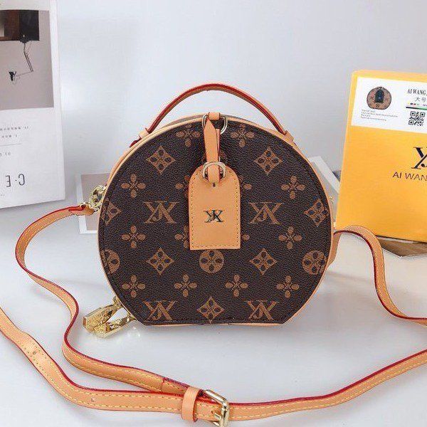 2021 spring and summer tide round bag women's single shoulder messenger french old flower printing small cake
2021 spring and summer tide round bag women's single shoulder messenger french old flower printing small cake