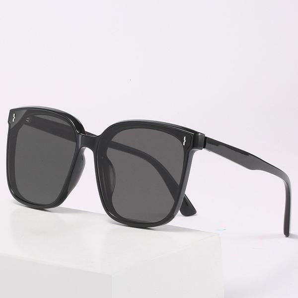 box sunglasses gm year old, tiktok, men's fashion polarizing sunglasses, White;black
box sunglasses gm year old, tiktok, men's fashion polarizing sunglasses, White;black