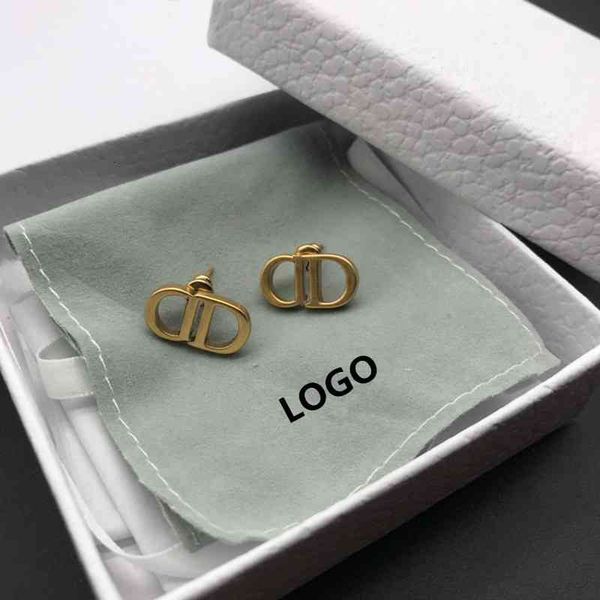 lladies personality 2021 european and american new earrings high-end jewelry retro letter d1:1 original popular holiday gifts with box, Red;brown
lladies personality 2021 european and american new earrings high-end jewelry retro letter d1:1 original popular holiday gifts with box, Red;brown
