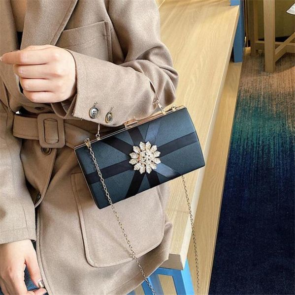 women diamond flowers evening clutch bags silk banquet wallets with chain wedding dinner purse drop mn1567, Red;black
women diamond flowers evening clutch bags silk banquet wallets with chain wedding dinner purse drop mn1567, Red;black