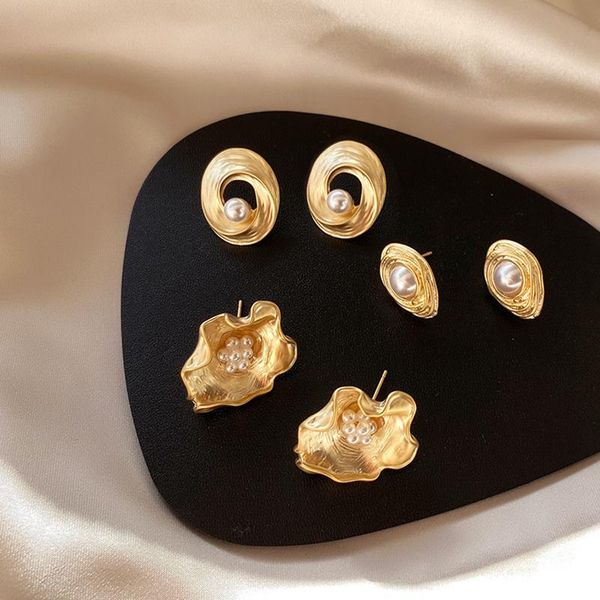 korea design retro temperament stud earrings irregular metal flower simulated pearl vintage brincos para as mulhere, Golden;silver
korea design retro temperament stud earrings irregular metal flower simulated pearl vintage brincos para as mulhere, Golden;silver