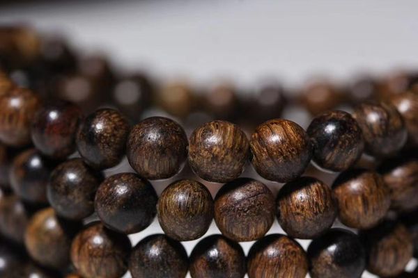 beaded, strands bodhisattva chess agarwood, the fragrance presents layers of floral scent, Black
beaded, strands bodhisattva chess agarwood, the fragrance presents layers of floral scent, Black