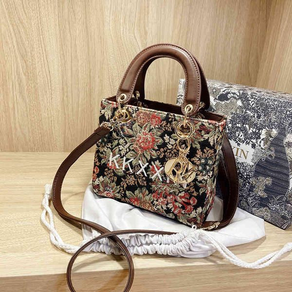 design jewelry net red hand women's autumn and winter new fashion embroidered princess of wales ins single shoulder messenger small squ
design jewelry net red hand women's autumn and winter new fashion embroidered princess of wales ins single shoulder messenger small squ