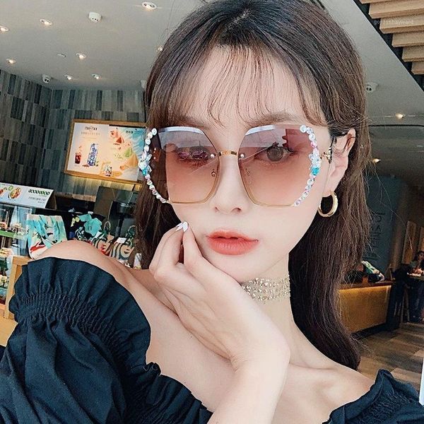 camellia painting diamond sunglasses women anti ultraviolet crystal cool fashion glasses, White;black
camellia painting diamond sunglasses women anti ultraviolet crystal cool fashion glasses, White;black
