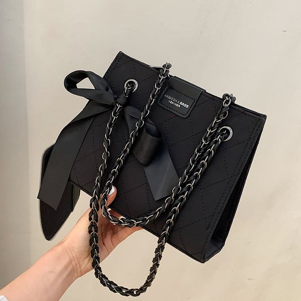 niche design diamond chain bag female new high-end messenger bag shoulder bag square underarm dual-use width 25cm 
niche design diamond chain bag female new high-end messenger bag shoulder bag square underarm dual-use width 25cm