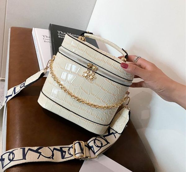 female bags 2021 summer fashion trendy texture portable bucket trendy shoulder messenger bag
female bags 2021 summer fashion trendy texture portable bucket trendy shoulder messenger bag