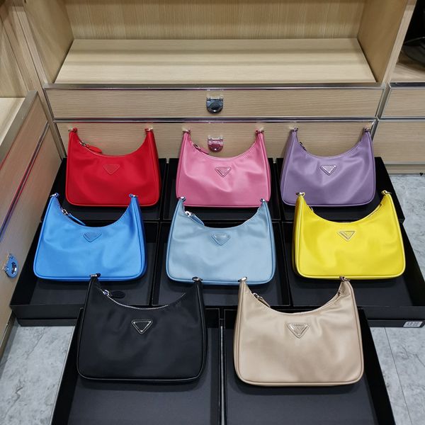 this feminine nylon three-in-one shoulder bag is full of modern details. compact and practical. all small items are stored in the body. 18 6
this feminine nylon three-in-one shoulder bag is full of modern details. compact and practical. all small items are stored in the body. 18 6