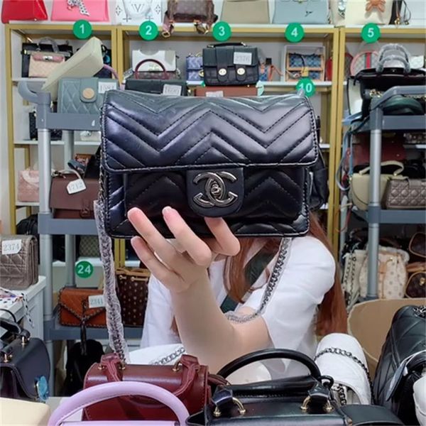 Designers Duffel Bags 45CM 55CM luxury large capacity travel sale High quality women men Genuine Leather shoulder Fashion bag carry rivets with lock head qsgkt, Sky blue
Designers Duffel Bags 45CM 55CM luxury large capacity travel sale High quality women men Genuine Leather shoulder Fashion bag carry rivets with lock head qsgkt, Sky blue