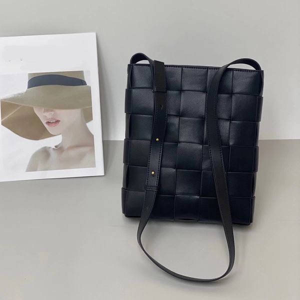 winter women's postman weaving simple versatile one shoulder small square slant span bag
winter women's postman weaving simple versatile one shoulder small square slant span bag
