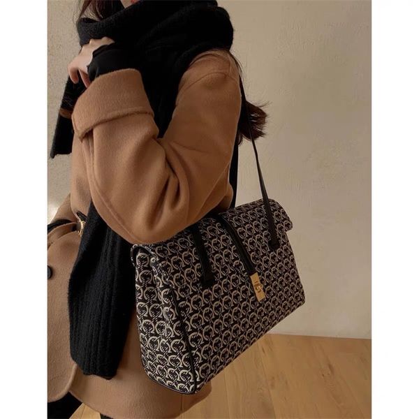bag all things grow c-shaped women's 2021 new fashion large capacity portable shoulder bag
bag all things grow c-shaped women's 2021 new fashion large capacity portable shoulder bag