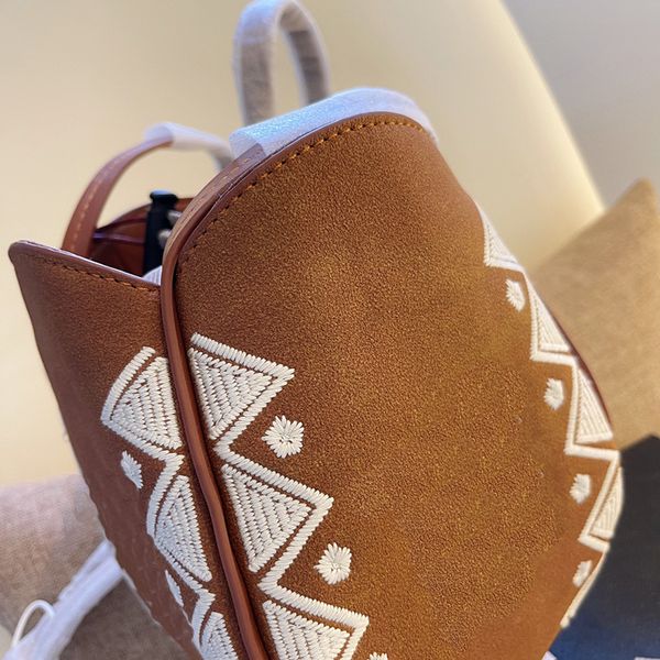 designer totes shoulder bags luxury tote bag handbags drawstring handbag genuine leather high-quality fashion brand with original box size 1
designer totes shoulder bags luxury tote bag handbags drawstring handbag genuine leather high-quality fashion brand with original box size 1