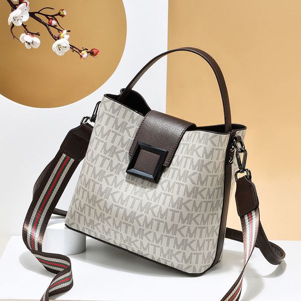 day packs high-grade womens bag 2021 new fashionable printed handbag all-matching western style retro messenger bag textured bucket bag
day packs high-grade womens bag 2021 new fashionable printed handbag all-matching western style retro messenger bag textured bucket bag