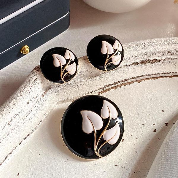 retro french styles elegant earrings black and white flower drip enamel wholesale stud, Golden;silver
retro french styles elegant earrings black and white flower drip enamel wholesale stud, Golden;silver