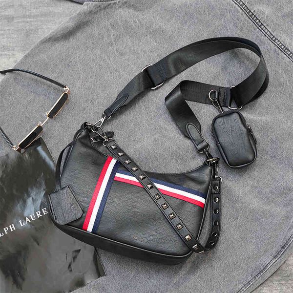 handbag 2021 bag fashion simple leather street shoulder personalized brand rivet small mobile phone, Black;red
handbag 2021 bag fashion simple leather street shoulder personalized brand rivet small mobile phone, Black;red