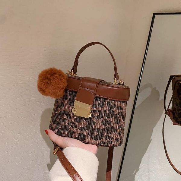 wholesale women shoulder bags street trend personality leopard bucket bag simple atmospheric round shaped leather handbag fashion color matc
wholesale women shoulder bags street trend personality leopard bucket bag simple atmospheric round shaped leather handbag fashion color matc