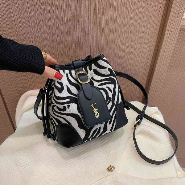 bags zhuojing texture printed arc de triomphe single shoulder messenger old flower middle ancient bag large capacity tote
bags zhuojing texture printed arc de triomphe single shoulder messenger old flower middle ancient bag large capacity tote