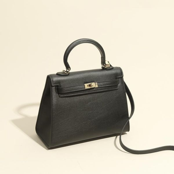 design hand 2021 new high-grade black korean fashion trend lock slant span bag female i91a
design hand 2021 new high-grade black korean fashion trend lock slant span bag female i91a
