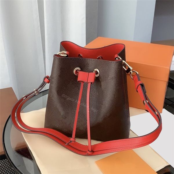 2021 luxury designer handbag shoulder bag letter updated version cowhide hardware bucket bags interior zipper pocket women fashion drawstrin
2021 luxury designer handbag shoulder bag letter updated version cowhide hardware bucket bags interior zipper pocket women fashion drawstrin
