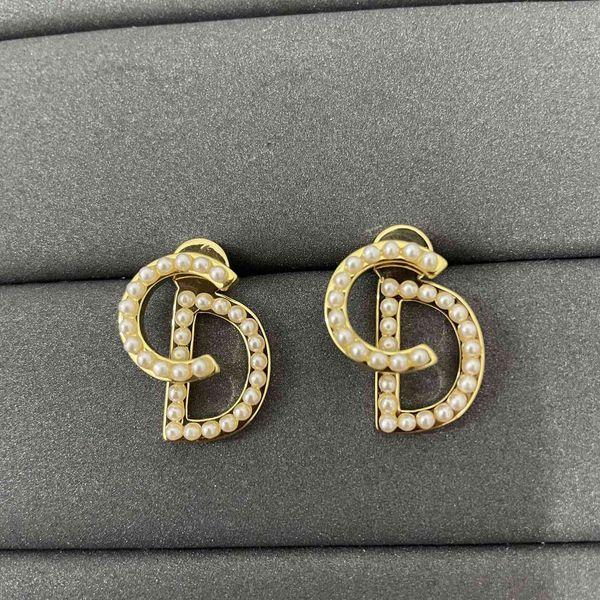 design jewelry family letter small pearl earrings classic simple 925 silver needle earrings
design jewelry family letter small pearl earrings classic simple 925 silver needle earrings
