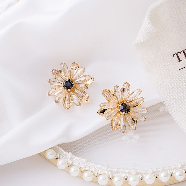 s925 silver needle crystal daisy flower earrings handmade champagne delicate transparent light luxury female
s925 silver needle crystal daisy flower earrings handmade champagne delicate transparent light luxury female