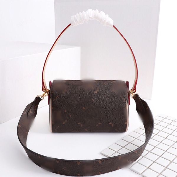 designer luxury messenger bag high-end one-shoulder portable armpit 
designer luxury messenger bag high-end one-shoulder portable armpit