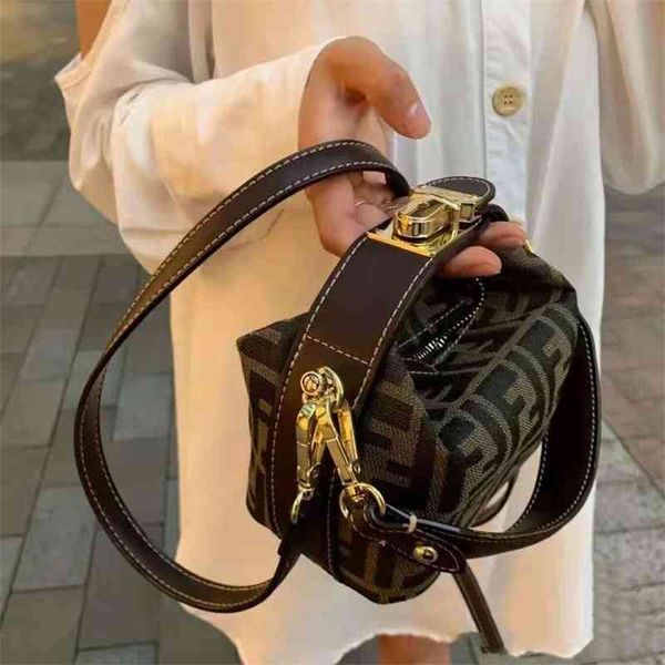 2022 factory wholesale handbag small leisure pillow mini portable lunch one shoulder straddle women's
2022 factory wholesale handbag small leisure pillow mini portable lunch one shoulder straddle women's