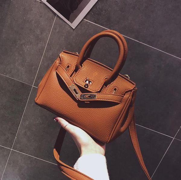 2020 new winter portable small fashion versatile single shoulder messenger women's bag
2020 new winter portable small fashion versatile single shoulder messenger women's bag