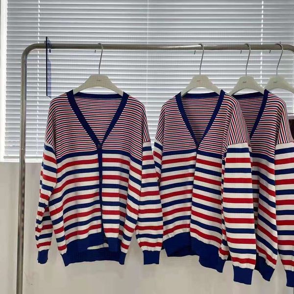 2021 autumn new trendy tb stripe single row button v-neck casual loose slim age reducing sweater, White;black
2021 autumn new trendy tb stripe single row button v-neck casual loose slim age reducing sweater, White;black