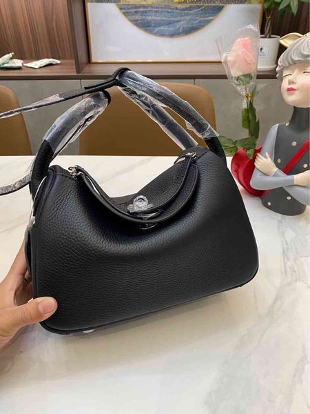 xiazhong pillow type inner patch with litchi pattern zipper buckle doctor's chain strip soft handle solid black women's bag
xiazhong pillow type inner patch with litchi pattern zipper buckle doctor's chain strip soft handle solid black women's bag