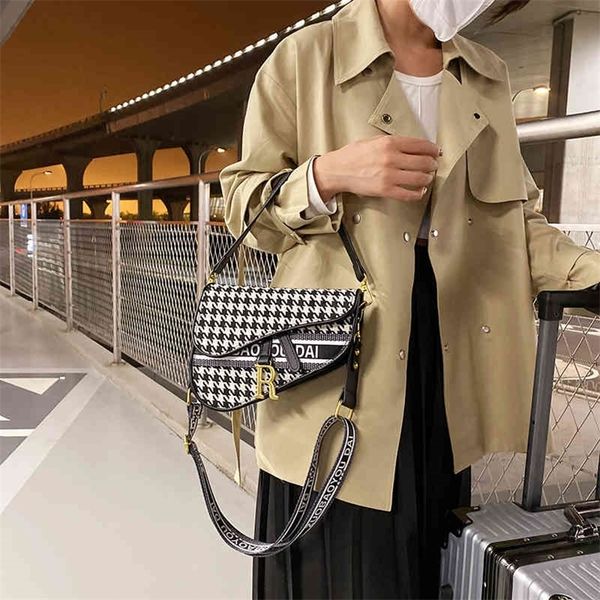 factory store shop bag female 2022 new fashion autumn and winter niche design messenger bag saddle advanced sense single shoulder armpit