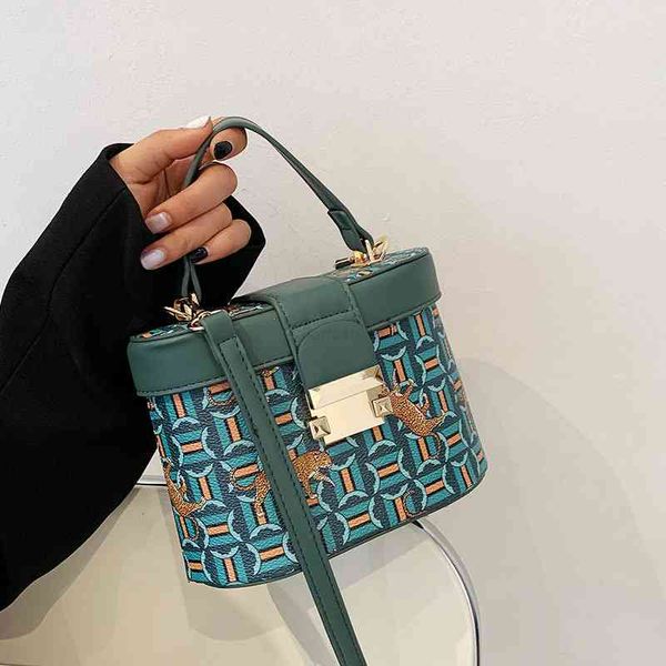 popular portable bucket bag women's 2021 summer fashion texture single shoulder foreign style ins messenger, Black;red
popular portable bucket bag women's 2021 summer fashion texture single shoulder foreign style ins messenger, Black;red