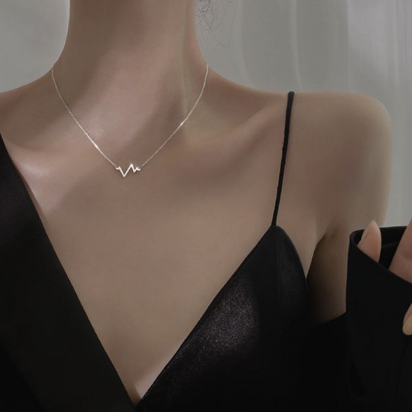 the niche design feeling heart necklace female summer necklace collarbone chain new silver necklace
the niche design feeling heart necklace female summer necklace collarbone chain new silver necklace