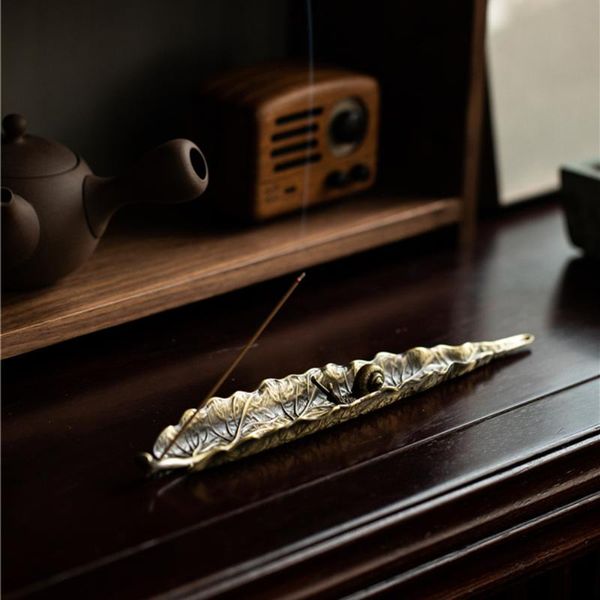 fragrance lamps lying censer ash incense holder leaf and snail ; yoga tea ceremony home zinc alloy indoor send snails burner 
fragrance lamps lying censer ash incense holder leaf and snail ; yoga tea ceremony home zinc alloy indoor send snails burner