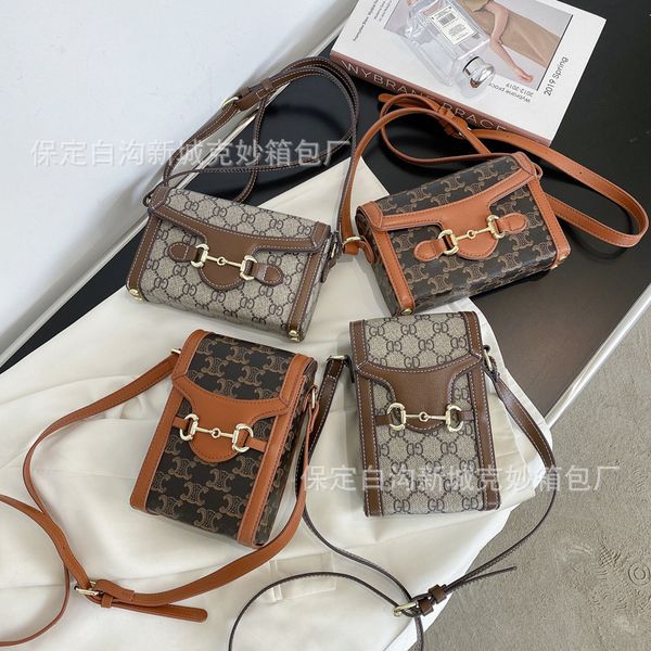 design hand texture small 2021 new box net red one shoulder messenger bag old flower vertical mini mobile phone bag female, Red;black
design hand texture small 2021 new box net red one shoulder messenger bag old flower vertical mini mobile phone bag female, Red;black
