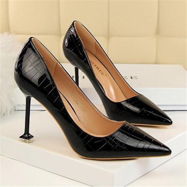 dress shoes 2021 retro stone pattern women pumps fashion patent leather party pointed toe shallow women's high heels 7 colors, Black
dress shoes 2021 retro stone pattern women pumps fashion patent leather party pointed toe shallow women's high heels 7 colors, Black
