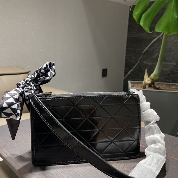 famous luxury designer wallets plain cover leather underarm messenger bag fashion letter shoulder bags square vintage lady handbag diamond l, Red;black
famous luxury designer wallets plain cover leather underarm messenger bag fashion letter shoulder bags square vintage lady handbag diamond l, Red;black
