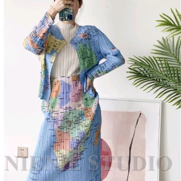 dress miyake fold fashion word long sleeve o-neck coat + straight skirt earth map two-piece suit, Black;gray
dress miyake fold fashion word long sleeve o-neck coat + straight skirt earth map two-piece suit, Black;gray